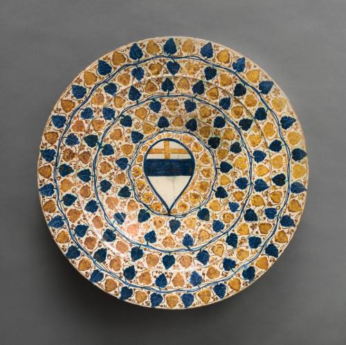 Plate with Coat of Arms and Grape Leaf Decoration in Luster and Cobalt Blue