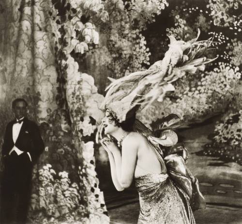 Gaby Deslys (Scène prise au Casino de Paris. “Film Bouclette” [Au fond Zissou]. Paris, février 1918.)
