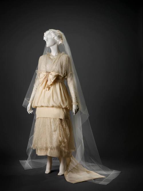 Wedding Dress: Dress, Veil, Shoes and Ribbon